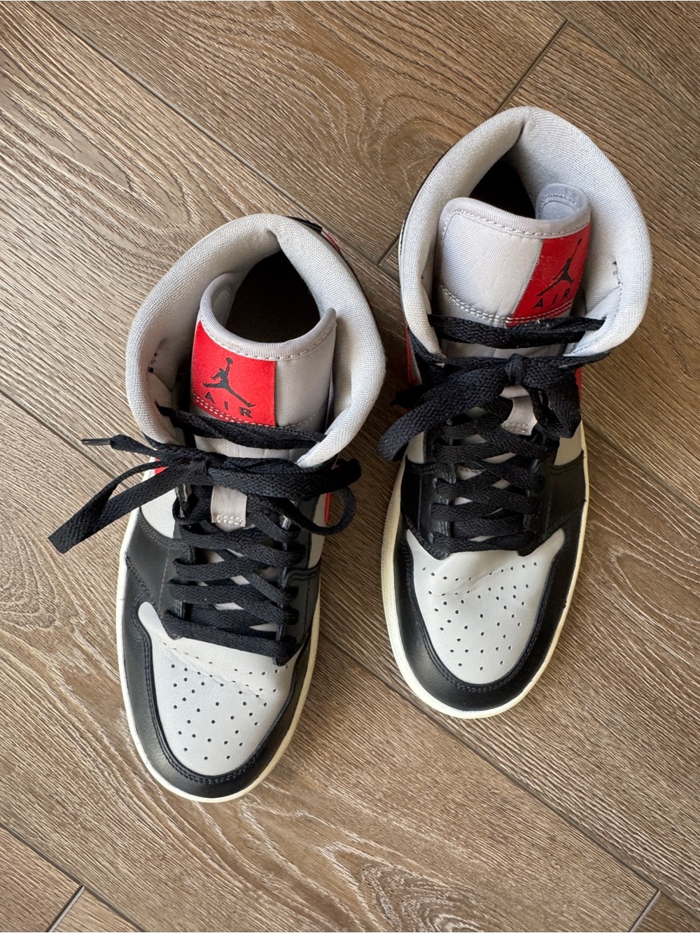Women’s Nike Jordan 1 Mid size 9.5